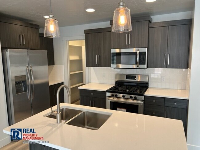 Building Photo - 4 Bedroom Home in Desert Canyons