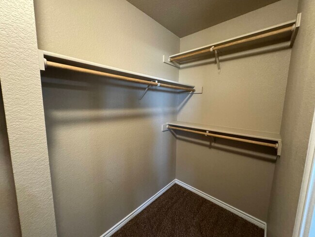 Building Photo - 506 Sladecek Dr