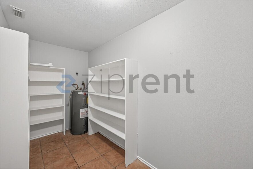 Building Photo - Unit