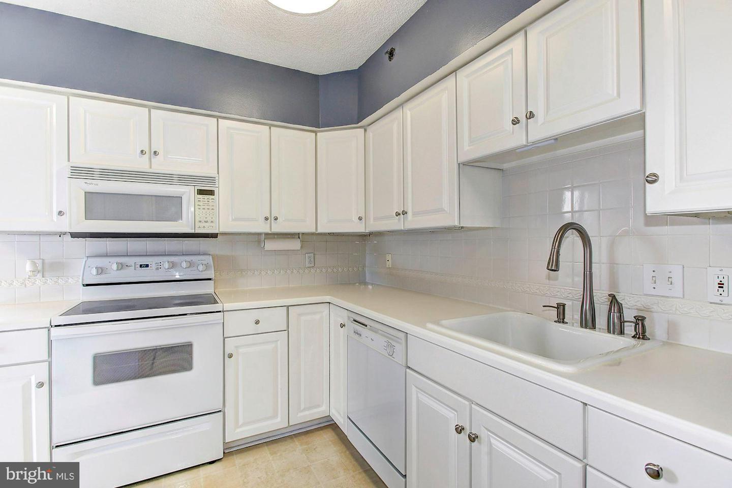 Kitchen - 1200 Crystal Dr