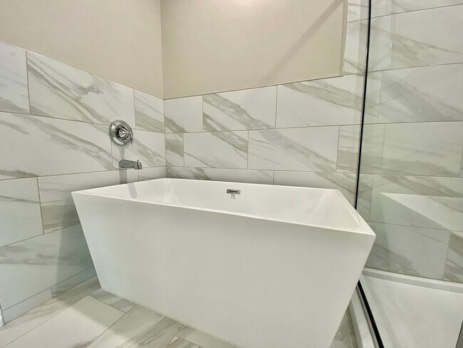 Building Photo - 4 Bed 2 Bath, w/Office in Deer Creek Schools