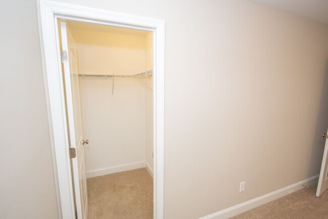Building Photo - Spacious Full Brick in Athens City Limits!...