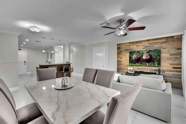 Building Photo - 10112 Royal Palm Blvd