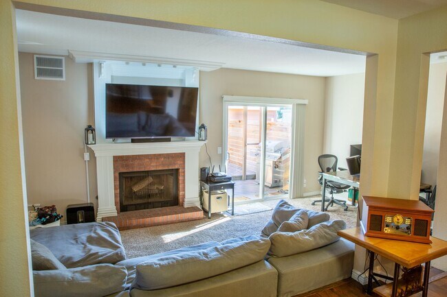 Building Photo - Updated Boise Ave. Townhome in great location!