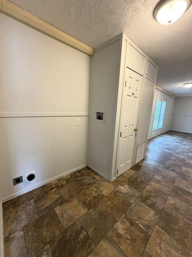 Building Photo - 2-Bed Mobile Home | Water, Trash & Lawn Care Included!