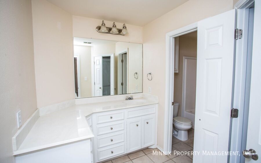 Building Photo - 9910 Weatherford Ave