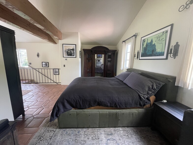Building Photo - 232 E Los Olivos St
