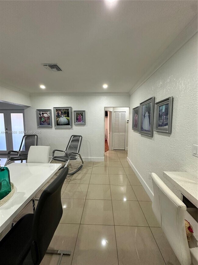 Building Photo - 5010 E 1st Ave