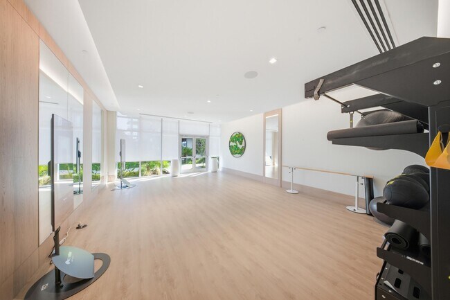 Building Photo - 220 Lake Shore Dr