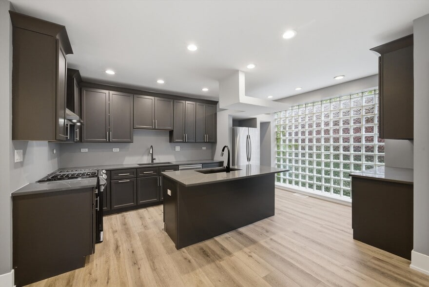 Building Photo - 308 W Evergreen Ave