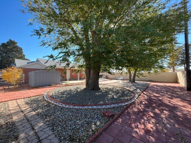Building Photo - Cute 3 Bedroom 2 Bathroom Home In The NE!
