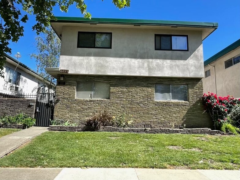 Building Photo - 2253 2nd Ave