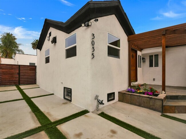 Building Photo - 3057 Vineyard Ave