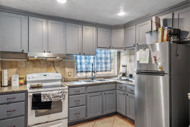 Building Photo - 10711 Heather Hill Dr