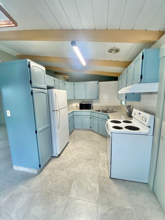 Building Photo - Recently Renovated 3 bed, 1.5 bath house i...