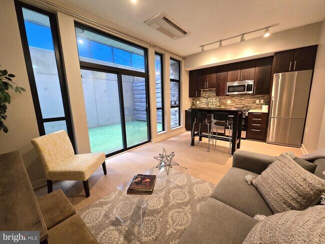 Building Photo - 1320 Fenwick Ln