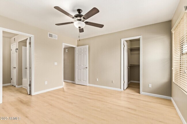 Building Photo - 1402 E Guadalupe Rd