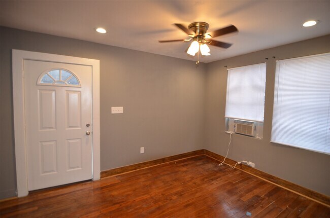 Building Photo - 2123 Marion St