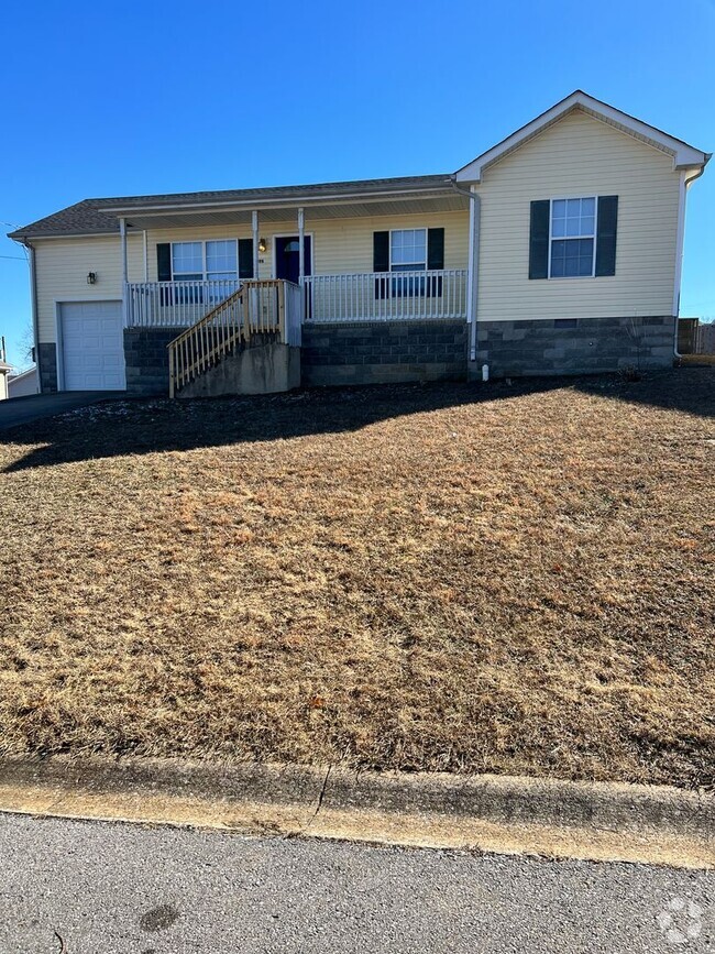 Building Photo - Three Bedroom Close to Post