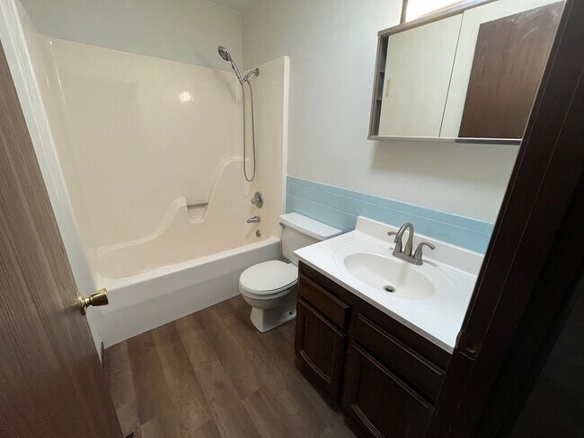 Building Photo - 225 Teakwood Dr