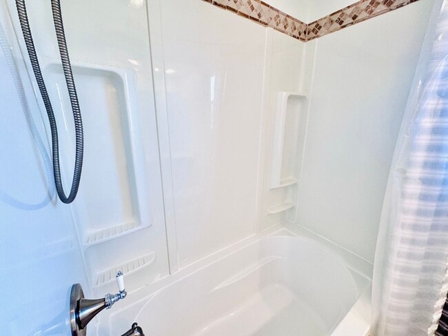 Building Photo - Spacious 4-bedroom, 2.5-bath home in Virginia Beach