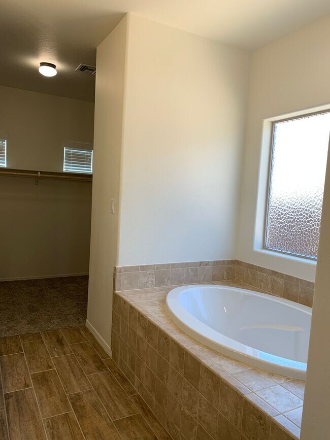 Building Photo - NEWER 4 BEDROOM HOME IN PARK WEST!