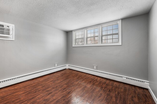Building Photo - Spacious 1BR/1Bath apartment available Now!