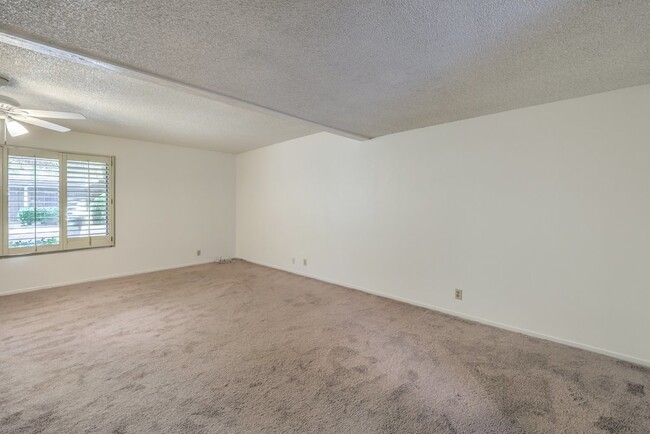 Building Photo - "Spacious 3-Bedroom Oasis with 1.5 Baths i...