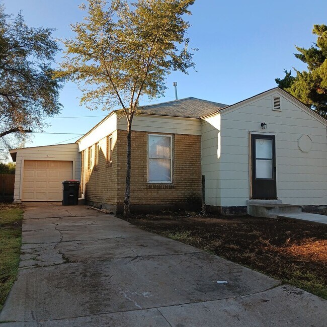 Building Photo - 1405 SW 12th Ave