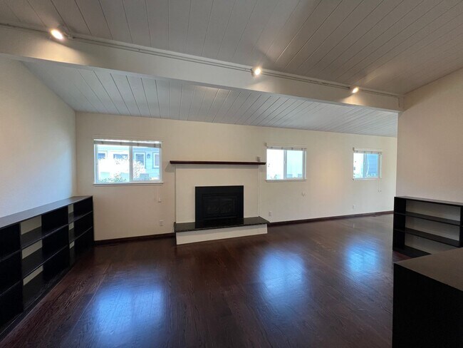 Building Photo - Charming 2BR/2BA Home Just Minutes from the Beach – Fully Landscaped, Spacious & Private