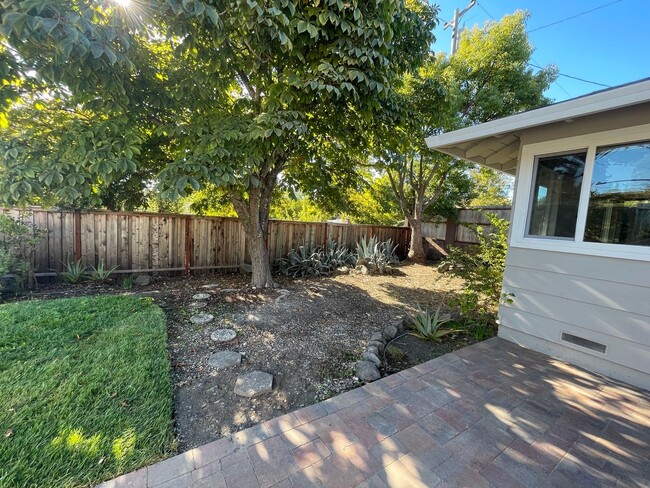 Building Photo - Lovely Santa Rosa 3 bedroom 3 bathroom Hom...