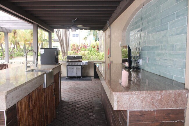 Building Photo - 520 SE 5 Ave