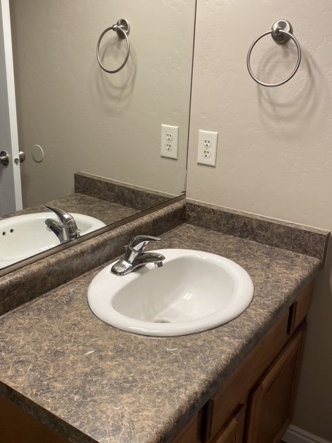 Building Photo - Well-maintained 3 bed/2 bath condo near Sk...