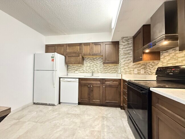 Building Photo - 1731 Beacon St