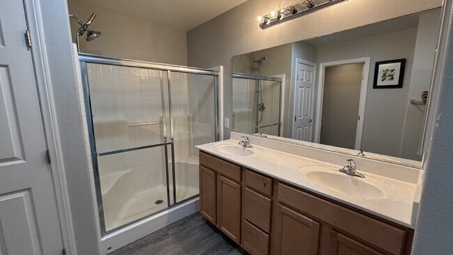 Building Photo - 4 Bed, 3 Bath