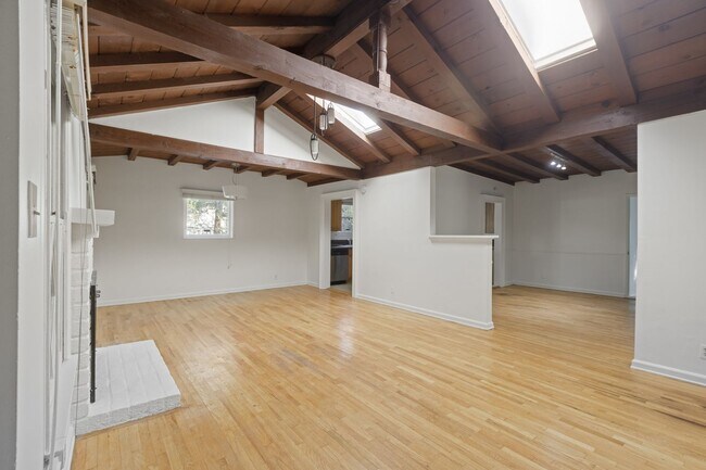 Building Photo - 15826 Magnolia Blvd