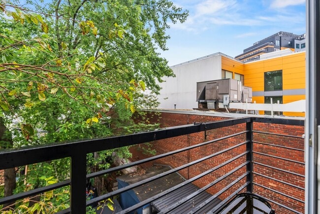 Building Photo - Bi-Level Shaw Condo