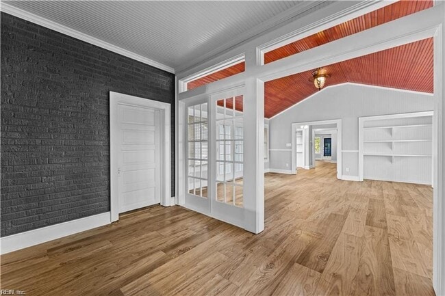 Building Photo - One-of-a-Kind 6-Bedroom Property