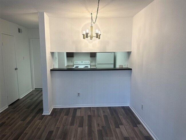 Building Photo - 2814 S Bartell Dr