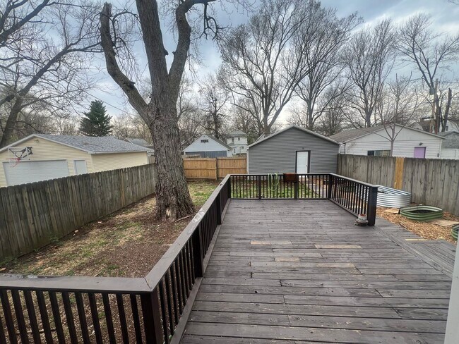 Building Photo - **Hawthorne Place** Pet Friendly 5 Large Bedrooms 2 Full Baths!