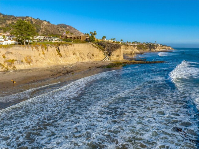 Building Photo - Furnished Townhome in Pismo Beach with Oce...