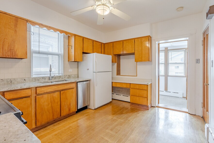 Kitchen - 5250 N Lieb Ave