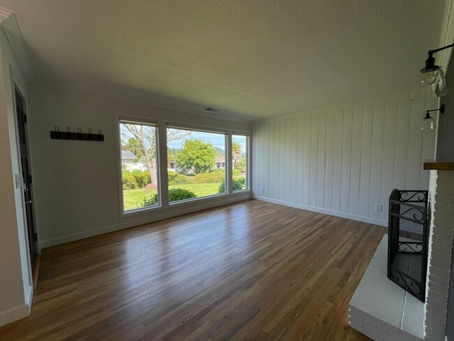 Building Photo - Updated 3 bedroom, 2 bath home