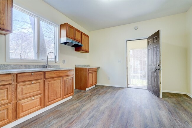 Building Photo - 461 Parsells Ave