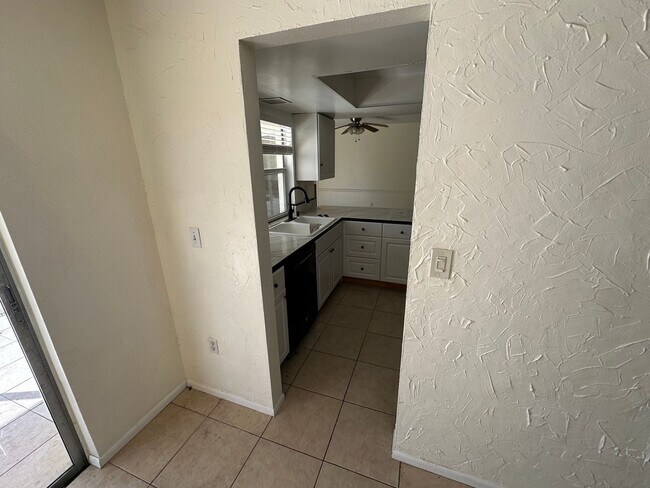 Building Photo - Spacious 4-Bed Pool Home in Gulf Gate East - Available Now!