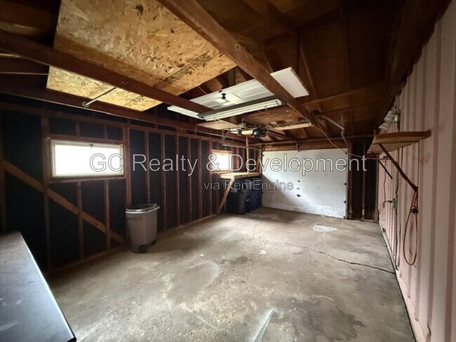 Building Photo - 689 Laurel Ave