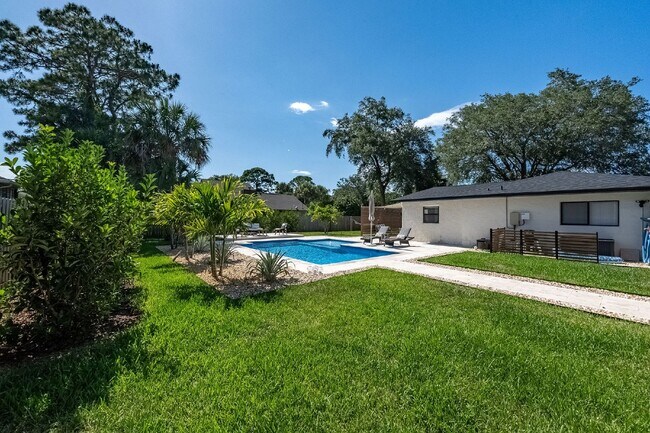 Building Photo - Beautiful pool home in Lockmar Estates