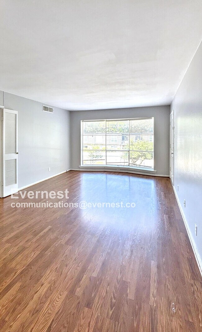 Building Photo - Lovely 2 beds, 2 bath Condo with Modern Am...