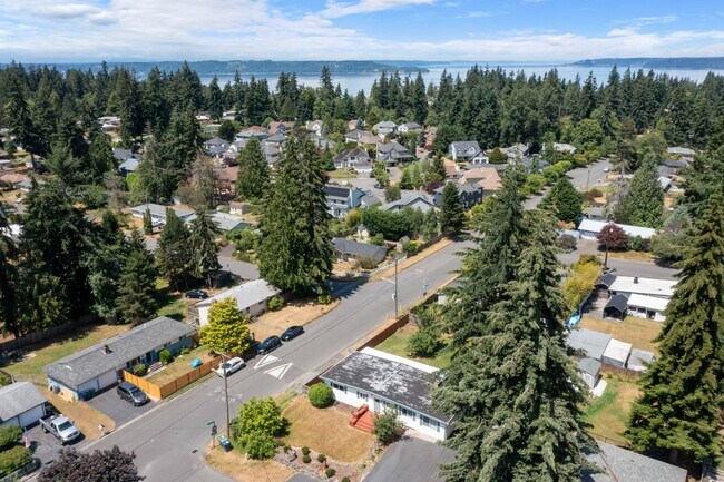 Building Photo - Spacious 5 Bedroom with Huge yard and 3 fireplaces