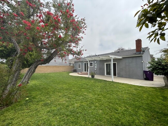 Building Photo - Adorable Single Story, Single Family Home ...